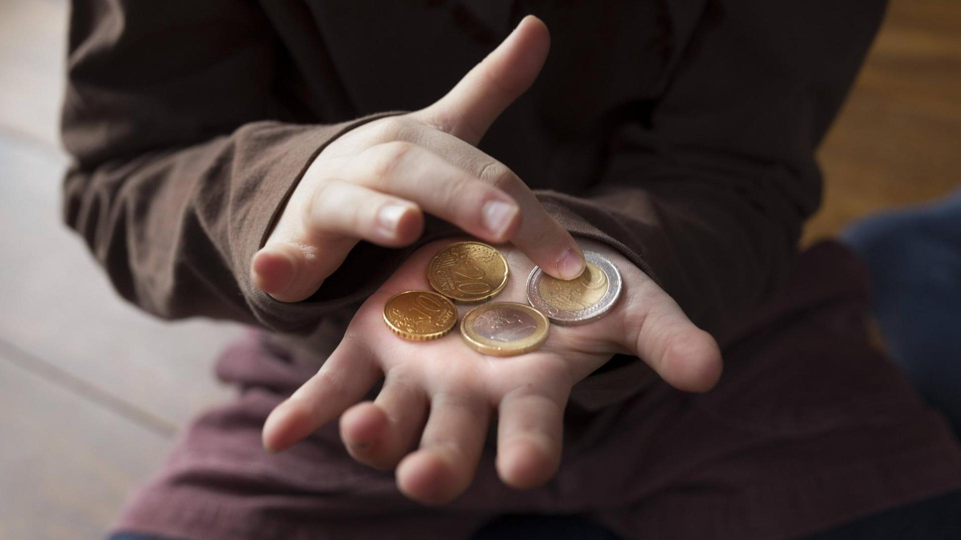 Ein Kind zählt Geld. Ein Kind zählt Geld.