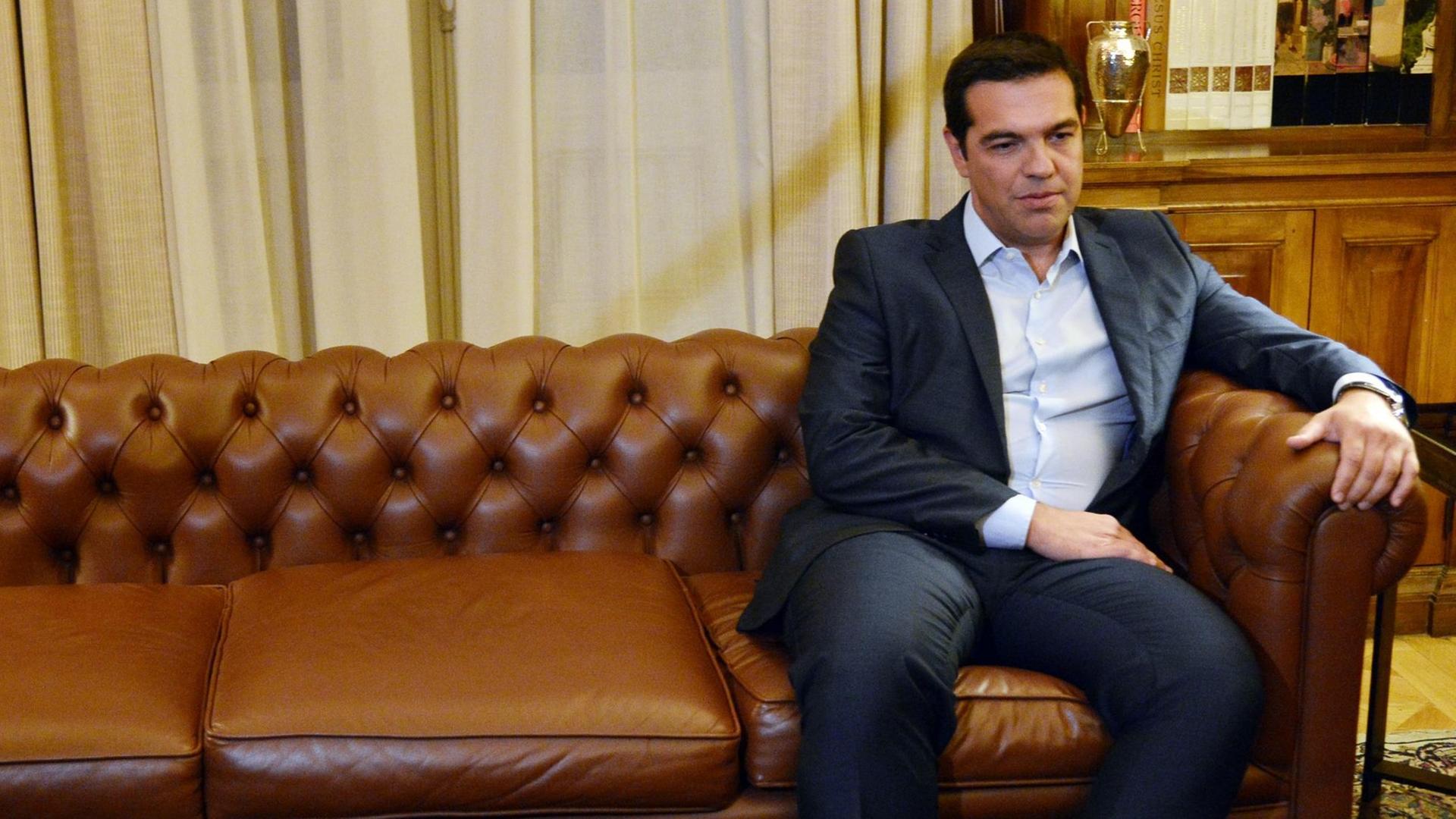 Der griechische Ministerpräsident Alexis Tsipras sitzt allein auf einem Sofa im Präsidentenpalast in Athen. Der griechische Ministerpräsident Alexis Tsipras sitzt allein auf einem Sofa im Präsidentenpalast in Athen.