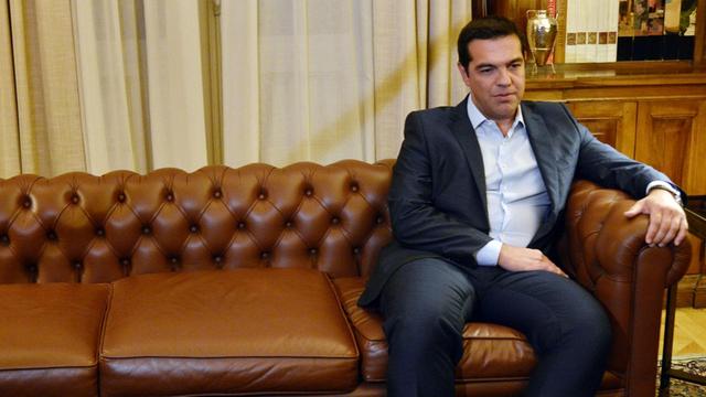 Der griechische Ministerpräsident Alexis Tsipras sitzt allein auf einem Sofa im Präsidentenpalast in Athen.