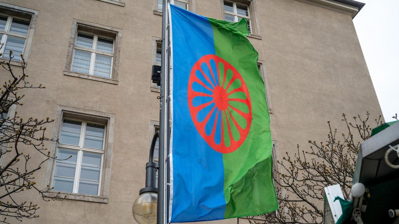 Am Internationalen Roma-Tag wurde vom Bezirksamt Neukölln vor dem Rathaus Neukölln die Roma-Fahne gehisst.
