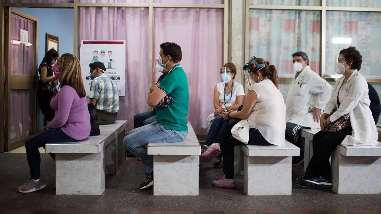 In einem Impfzentrum im Venezuela warten Menschen darauf, mit Sputnik V geimpft zu werden. In einem Impfzentrum im Venezuela warten Menschen darauf, mit Sputnik V geimpft zu werden.