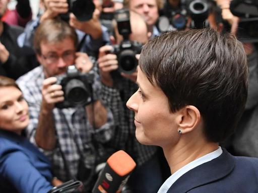 Frauke Petry, Bundesvorsitzende der Partei Alternative für Deutschland (AfD), spricht am 25.09.2017 in Berlin mit Journalisten, nachdem sie die Bundespressekonferenz verlassen hat.
