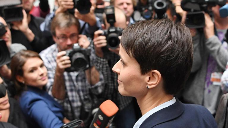 Frauke Petry, Bundesvorsitzende der Partei Alternative für Deutschland (AfD), spricht am 25.09.2017 in Berlin mit Journalisten, nachdem sie die Bundespressekonferenz verlassen hat. Frauke Petry, Bundesvorsitzende der Partei Alternative für Deutschland (AfD), spricht am 25.09.2017 in Berlin mit Journalisten, nachdem sie die Bundespressekonferenz verlassen hat.