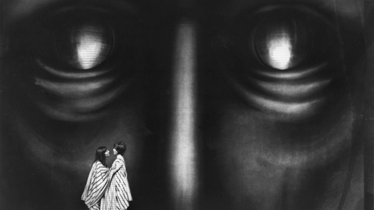 Szene mit Antigone und Ismene aus einer Inszenierung von Intendant Kurt Hübner am Theater in Bremen im Jahr 1967 - vor einem Bühnenbild von Wilfried Minks Szene mit Antigone und Ismene aus einer Inszenierung von Intendant Kurt Hübner am Theater in Bremen im Jahr 1967 - vor einem Bühnenbild von Wilfried Minks