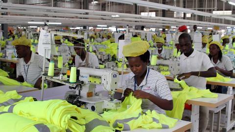 Textilarbeiter arbeiten in Kigali in einer Fabrik der chinesischen Bekleidungsfirma G&H Garments, die seit drei Jahren Sport-, Berufs- und Schutzbekleidung im ostafrikanischen Ruanda produziert.