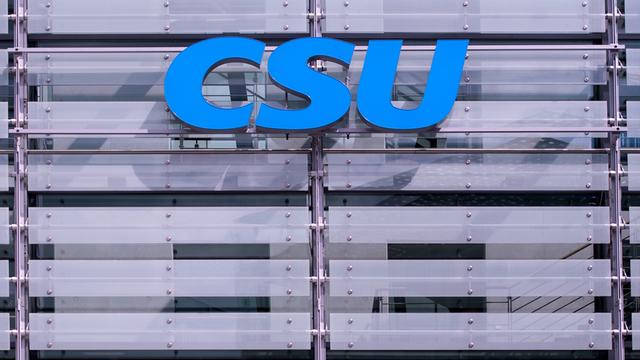 Logo der CSU an der Parteizentrale in München