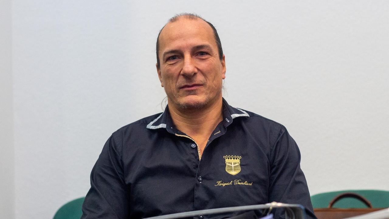 Peter Fitzek sitzt in einen Saal des Landgerichtes hinter Aktenordnern. Dort begann ein Berufungsprozess gegen den selbsternannten "König von Deutschland". Das Amtsgericht Wittenberg hatte den nun 54-Jährigen wegen Fahrens ohne Fahrerlaubnis in 27 Fällen und Beleidigung in zwei Fällen zu einer Gesamtfreiheitsstrafe von zwei Jahren und acht Monaten verurteilt. Dagegen legten der Angeklagte und die Staatsanwaltschaft Berufung ein. Die Taten sollen im Zeitraum vom Juli 2014 bis Mai 2016 verübt worden sein. Peter Fitzek sitzt in einen Saal des Landgerichtes hinter Aktenordnern. Dort begann ein Berufungsprozess gegen den selbsternannten "König von Deutschland". Das Amtsgericht Wittenberg hatte den nun 54-Jährigen wegen Fahrens ohne Fahrerlaubnis in 27 Fällen und Beleidigung in zwei Fällen zu einer Gesamtfreiheitsstrafe von zwei Jahren und acht Monaten verurteilt. Dagegen legten der Angeklagte und die Staatsanwaltschaft Berufung ein. Die Taten sollen im Zeitraum vom Juli 2014 bis Mai 2016 verübt worden sein.
