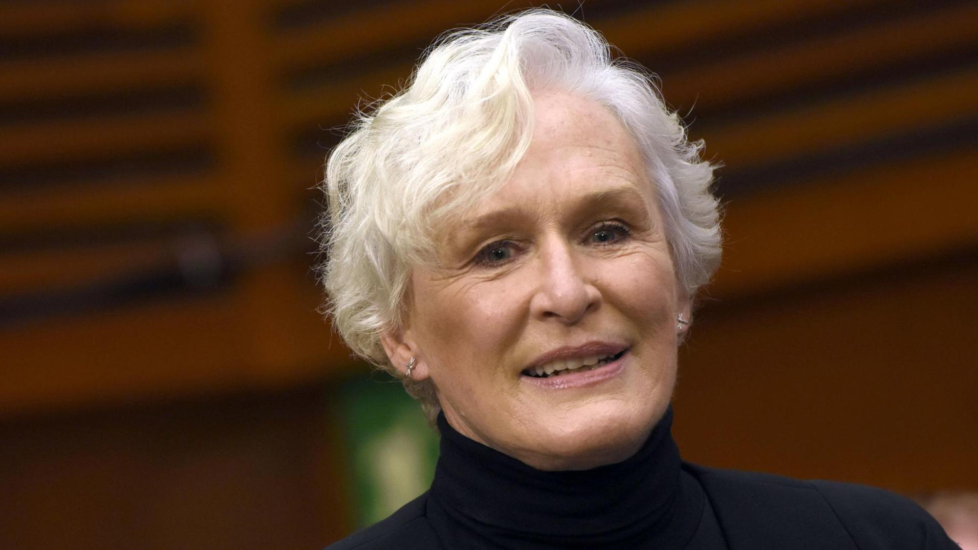 Glenn Close auf der Pressekonferenz für den Film "Die Frau des Nobelpreisträgers" (Originaltitel "The Wife") während des 65. Sebastian International Film Festivals am 30. September 2017 Glenn Close auf der Pressekonferenz für den Film "Die Frau des Nobelpreisträgers" (Originaltitel "The Wife") während des 65. Sebastian International Film Festivals am 30. September 2017