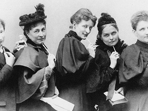 Die Frauenrechtlerinnen Anita Augspurg, Marie Stritt, Lily von Gizycki, Minna Cauer und Sophia Goudstikker (v.l.n.r.), um 1894 - zu finden im Digitalen Deutschen Frauenarchiv