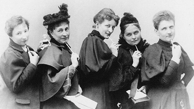 Die Frauenrechtlerinnen Anita Augspurg, Marie Stritt, Lily von Gizycki, Minna Cauer und Sophia Goudstikker (v.l.n.r.), um 1894 - zu finden im Digitalen Deutschen Frauenarchiv Die Frauenrechtlerinnen Anita Augspurg, Marie Stritt, Lily von Gizycki, Minna Cauer und Sophia Goudstikker (v.l.n.r.), um 1894 - zu finden im Digitalen Deutschen Frauenarchiv