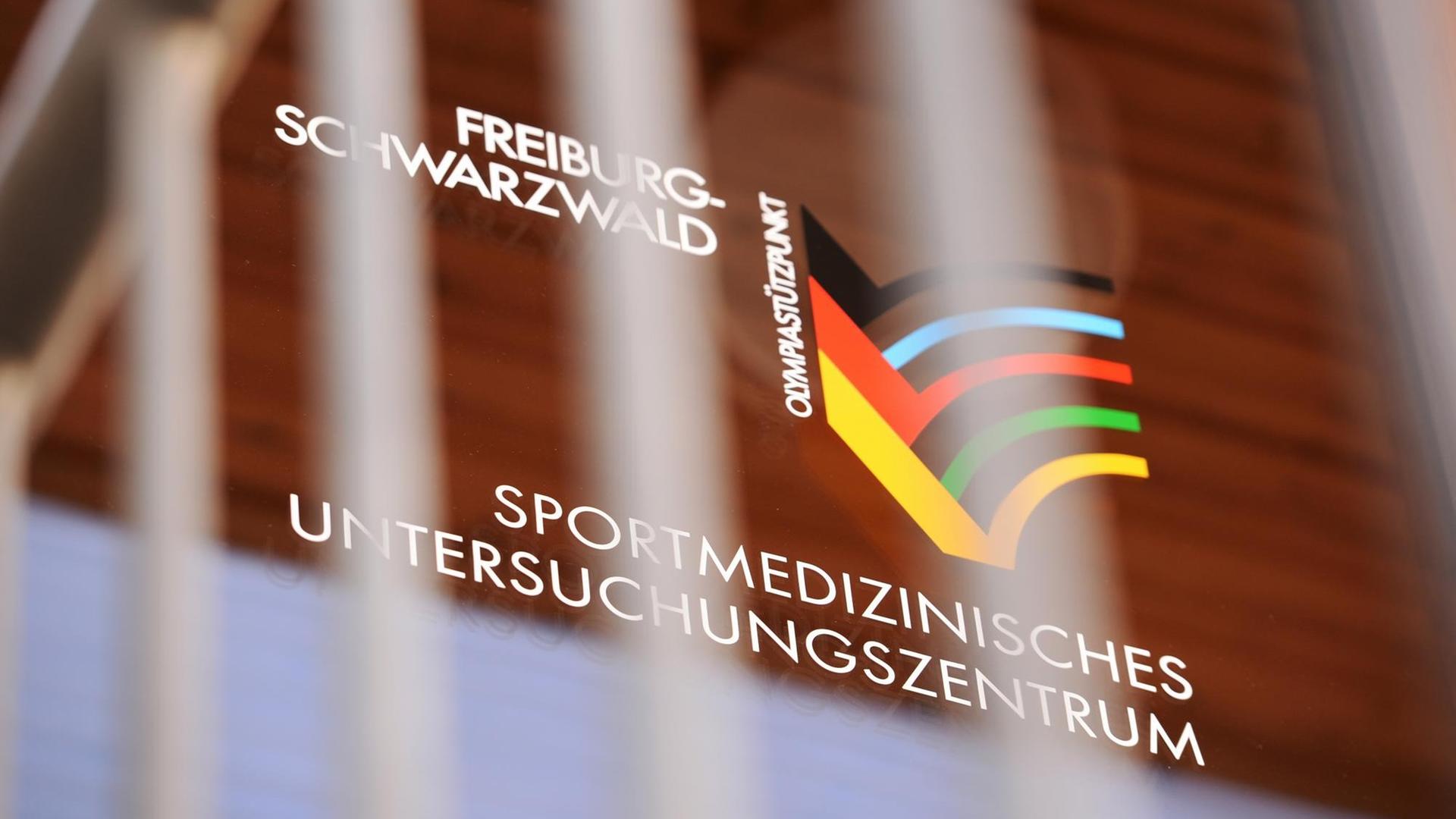 Das Logo des Sportmedizinischen Untersuchungszentrums an der Universitätsklinik in Freiburg am 03.03.2015 an einer Glastür zu sehen. Das Logo des Sportmedizinischen Untersuchungszentrums an der Universitätsklinik in Freiburg am 03.03.2015 an einer Glastür zu sehen.