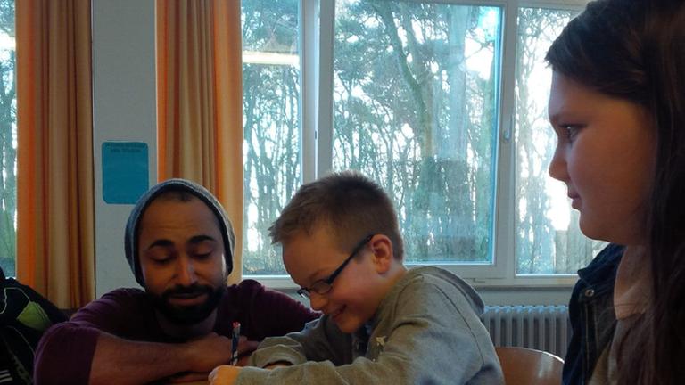André El-Seoud mit Kindern der Grundschule am Osterhop in Bremen-Hemelingen. André El-Seoud mit Kindern der Grundschule am Osterhop in Bremen-Hemelingen.