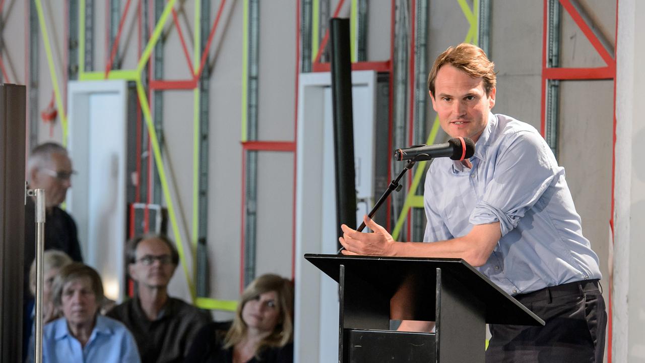 Der Schauspieler Fabian Hinrichs spricht am 21.5.2018 bei der Kerr-Preis-Verleihung im Haus der Berliner Festspiele. Der Schauspieler Fabian Hinrichs spricht am 21.5.2018 bei der Kerr-Preis-Verleihung im Haus der Berliner Festspiele.