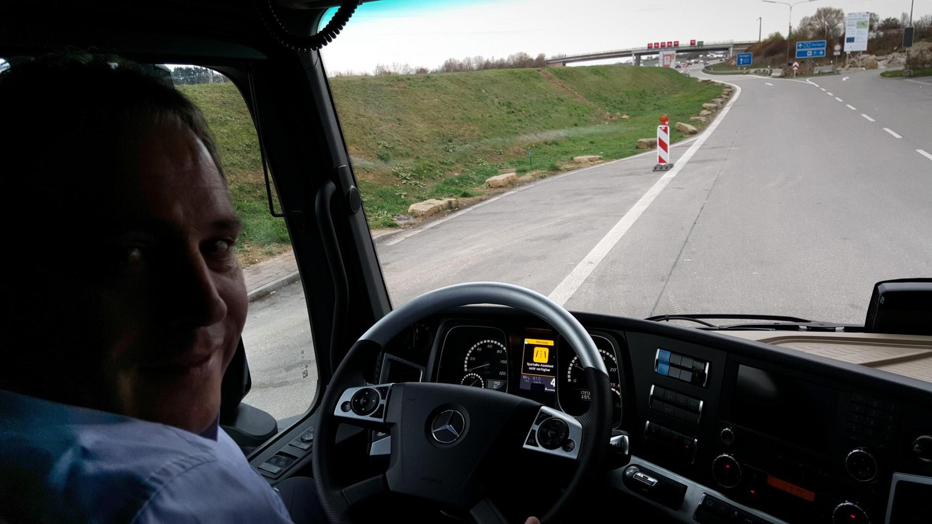 Martin Zeilinger, Leiter der Lkw-Vorentwicklung bei Daimler, am Steuer des zum Teil autonom fahrenden Lkw Martin Zeilinger, Leiter der Lkw-Vorentwicklung bei Daimler, am Steuer des zum Teil autonom fahrenden Lkw