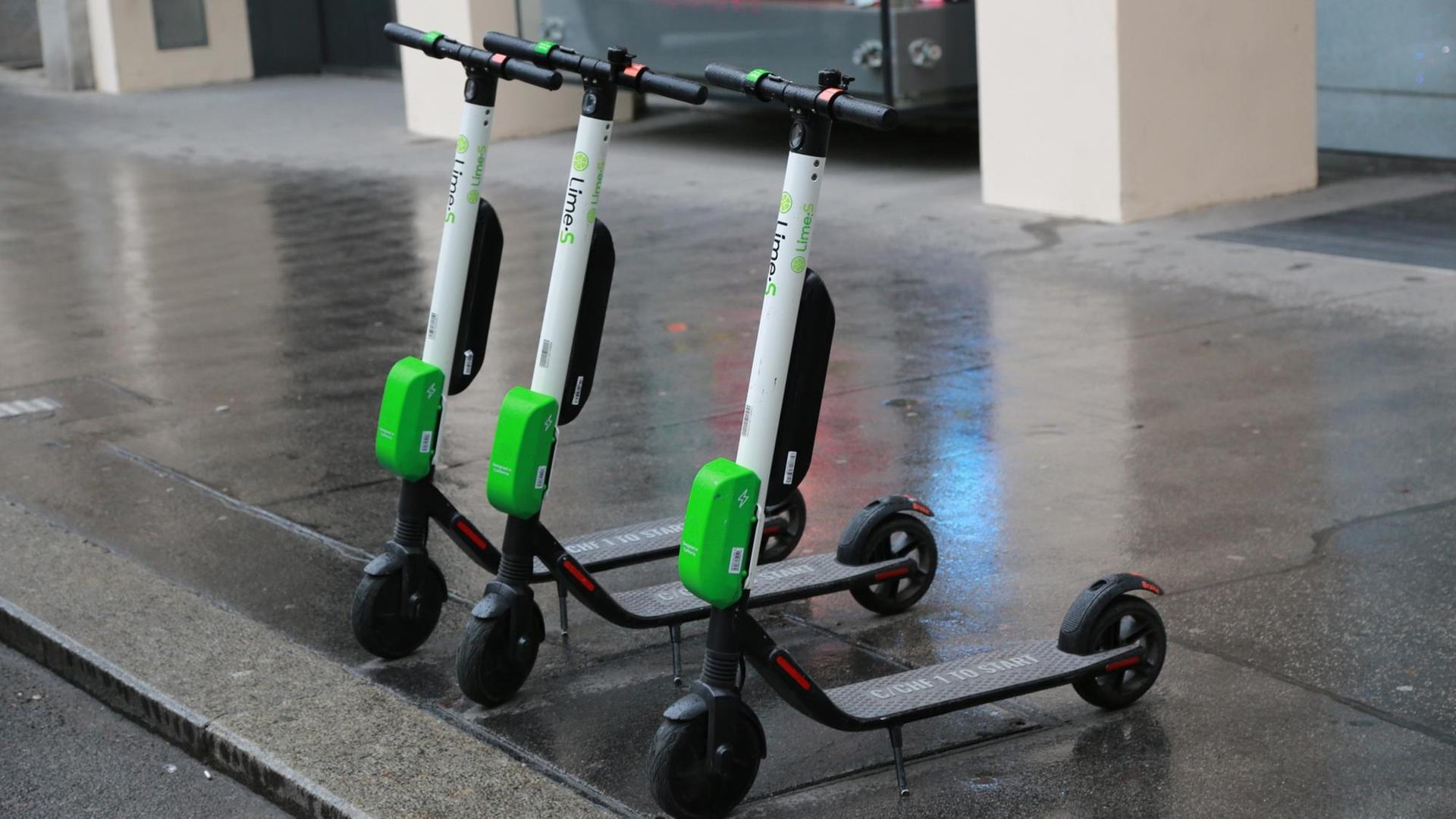 Drei E-Scooter, auch E-Roller genannt, warten auf Kundschaft