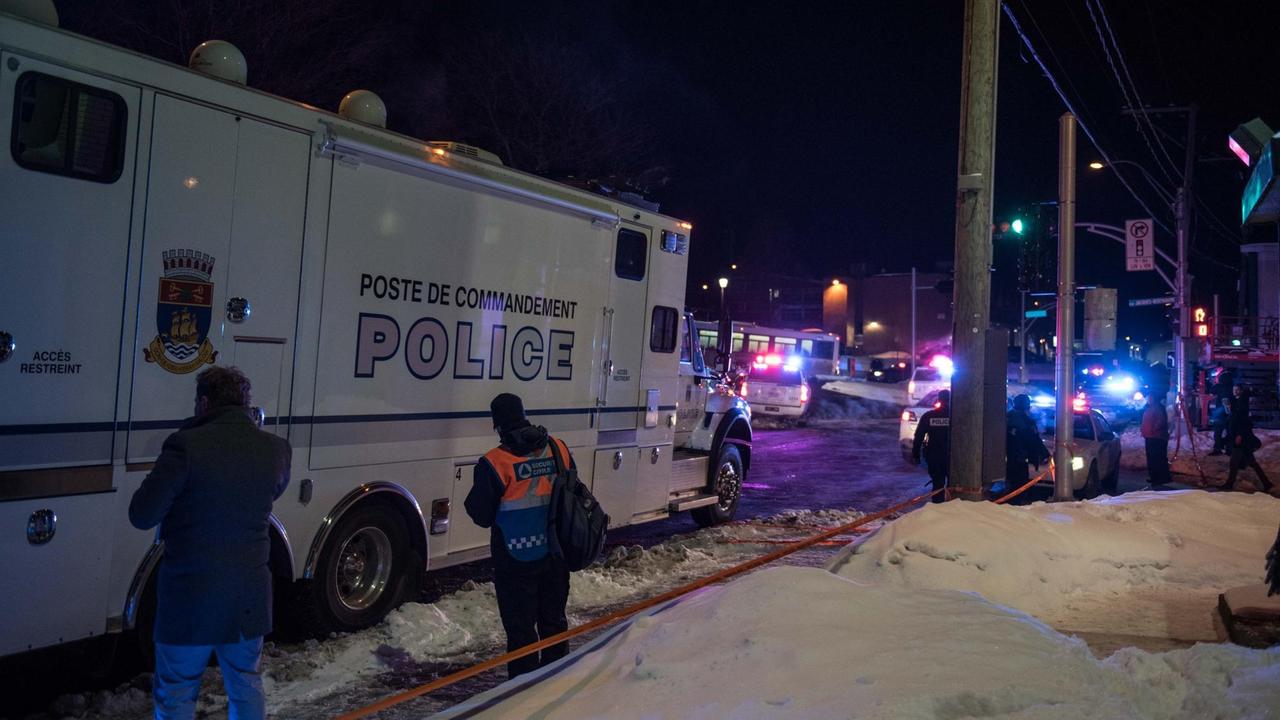Kanadische Polizisten am Einsatzort: In einer Moschee in Quebec hatte es eine Schießerei gegeben. Kanadische Polizisten am Einsatzort: In einer Moschee in Quebec hatte es eine Schießerei gegeben.