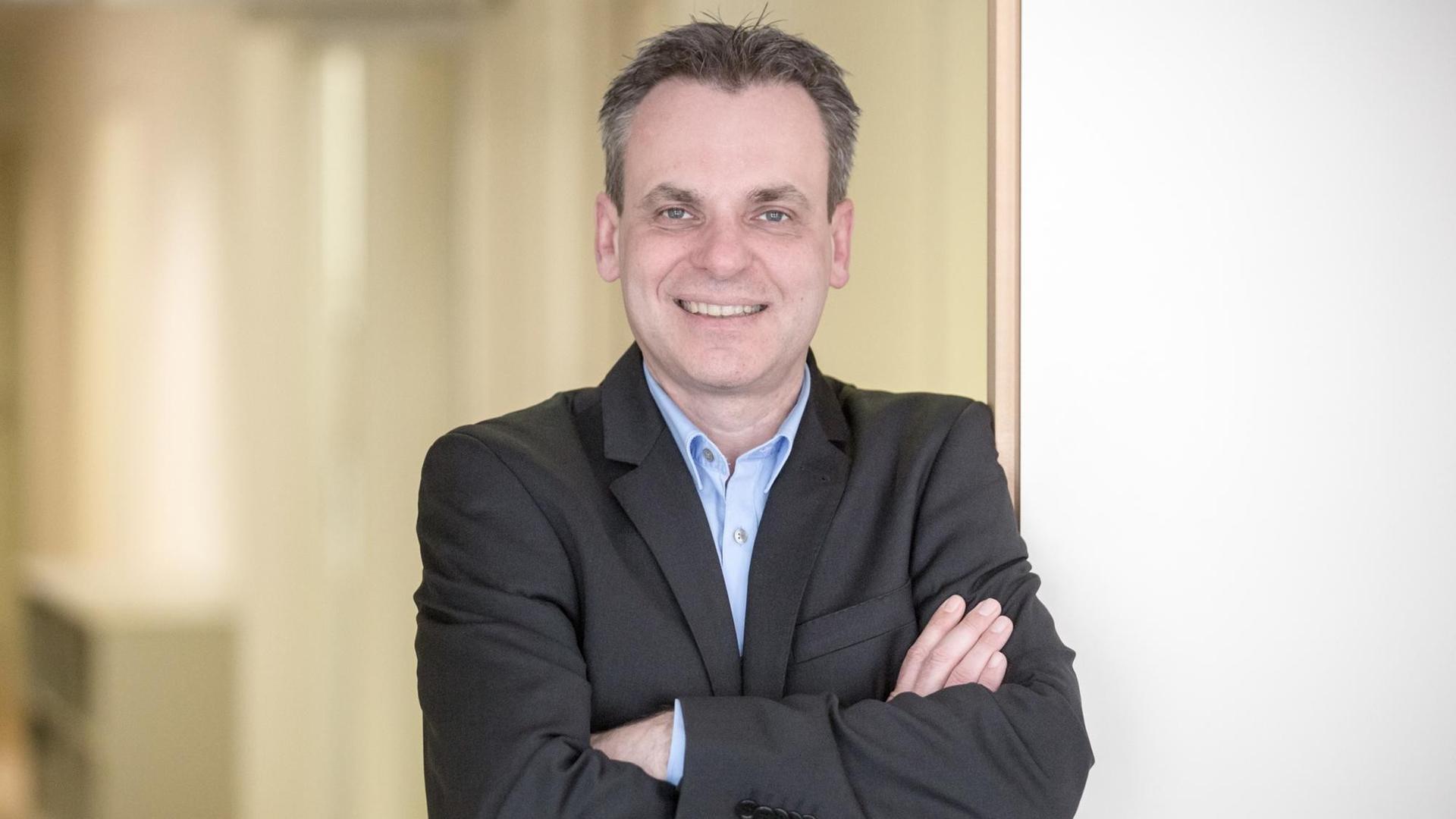 Frank Überall, Bundesvorsitzender des DJV (Deutscher Journalisten Verband), aufgenommen 26.04.2016 in der Bundesgeschäftsstelle der Interessenvertretung der Journalisten in Berlin Frank Überall, Bundesvorsitzender des DJV (Deutscher Journalisten Verband), aufgenommen 26.04.2016 in der Bundesgeschäftsstelle der Interessenvertretung der Journalisten in Berlin