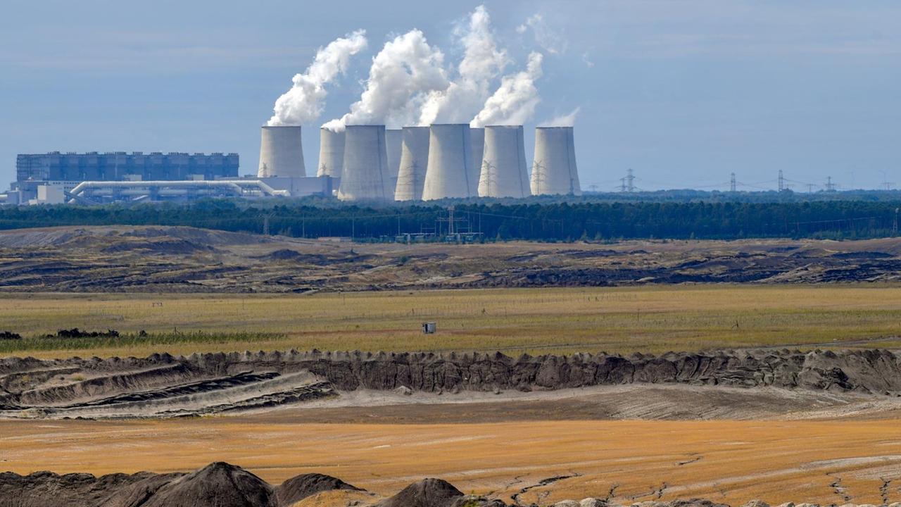 Blick auf die dampfenden Kühltürme des Braunkohlekraftwerkes Jänschwalde der Lausitz Energie Bergbau AG. Blick auf die dampfenden Kühltürme des Braunkohlekraftwerkes Jänschwalde der Lausitz Energie Bergbau AG.