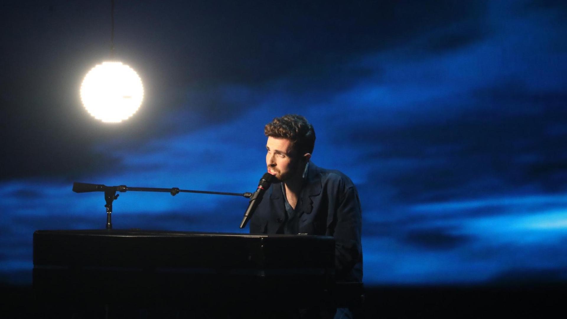 Der niederländische Beitrag von Duncan Laurence ist der Sieger des diesjährigen ESC. Ein junger Mann sitzt an einem Keyboard und singt in ein Mikrofon auf einer Bühne. Der niederländische Beitrag von Duncan Laurence ist der Sieger des diesjährigen ESC. Ein junger Mann sitzt an einem Keyboard und singt in ein Mikrofon auf einer Bühne.
