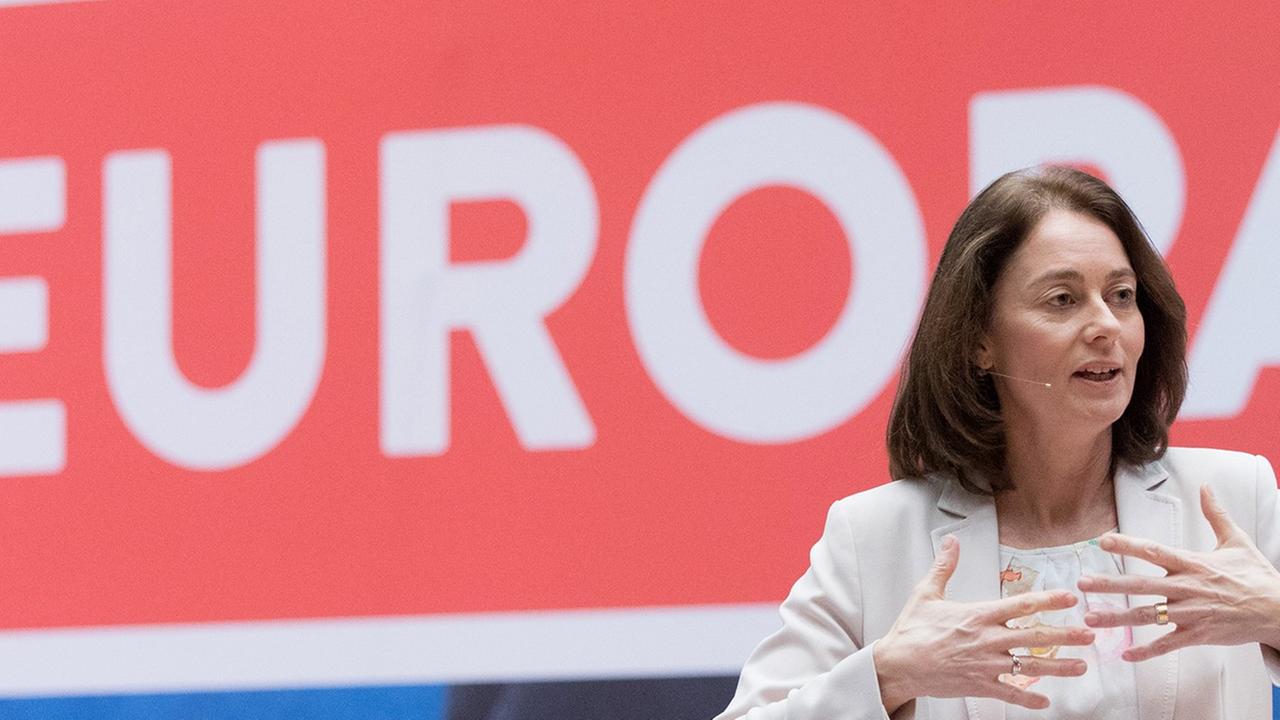 Katarina Barley spricht gestikulierend auf dem Podium der SPD-Delegiertenkonferenz im Willy-Brandt-Haus, hinter ihr ist "#EUROPA" zu lesen. Katarina Barley spricht gestikulierend auf dem Podium der SPD-Delegiertenkonferenz im Willy-Brandt-Haus, hinter ihr ist "#EUROPA" zu lesen.