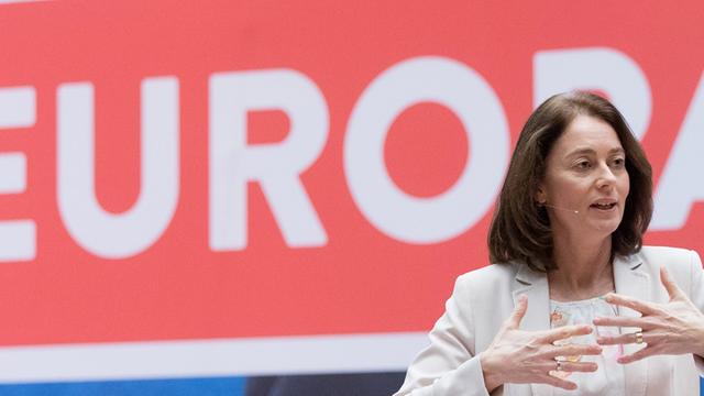 Katarina Barley spricht gestikulierend auf dem Podium der SPD-Delegiertenkonferenz im Willy-Brandt-Haus, hinter ihr ist "#EUROPA" zu lesen.