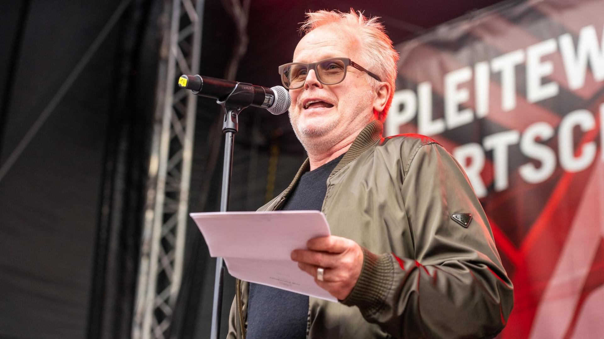Der Sänger Herbert Grönemeyer hält eine Rede bei der Demonstration "AlarmstufeRot" der Veranstaltungsbranche am 9. September 2020 in Berlin Der Sänger Herbert Grönemeyer hält eine Rede bei der Demonstration "AlarmstufeRot" der Veranstaltungsbranche am 9. September 2020 in Berlin