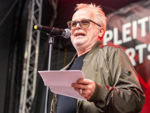 Der Sänger Herbert Grönemeyer hält eine Rede bei der Demonstration "AlarmstufeRot" der Veranstaltungsbranche am 9. September 2020 in Berlin