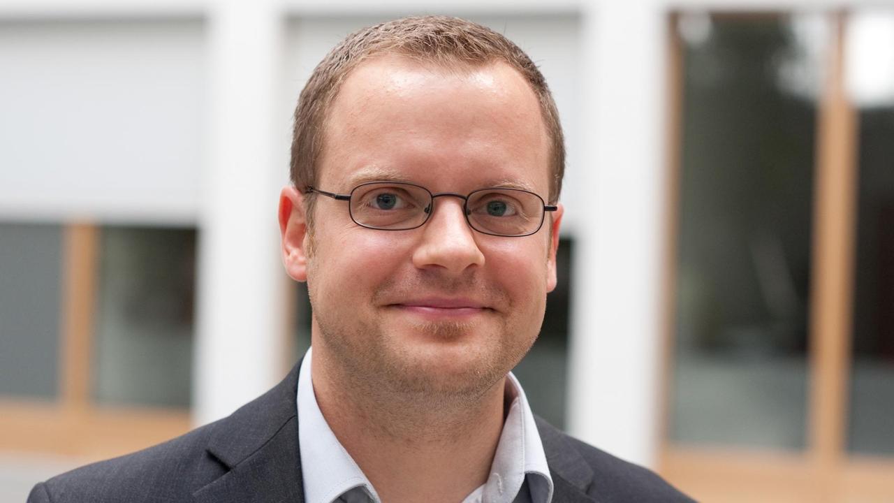 Der Leiter für Kreislaufwirtschaft der Deutschen Umwelthilfe (DUH), Thomas Fischer, schaut in die Kamera Der Leiter für Kreislaufwirtschaft der Deutschen Umwelthilfe (DUH), Thomas Fischer, schaut in die Kamera