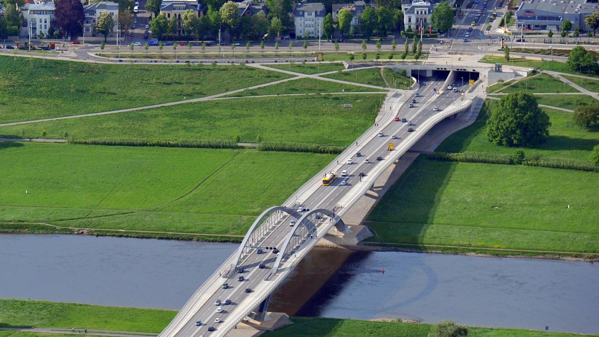 Luftbild der Waldschlößchenbrücke über die Elbe. Luftbild der Waldschlößchenbrücke über die Elbe.