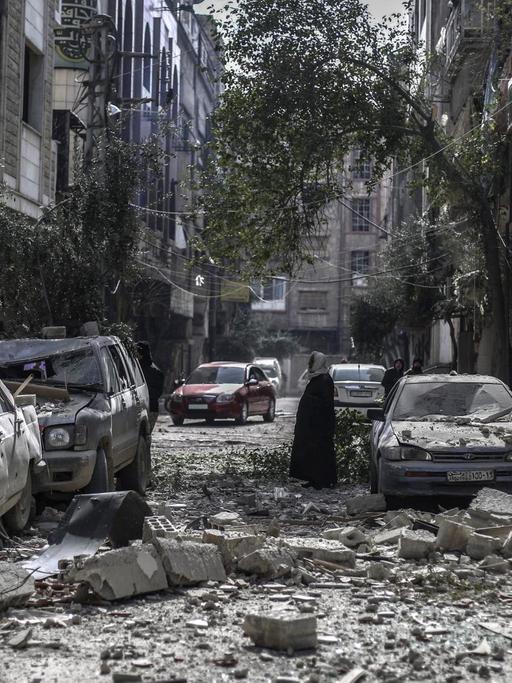 Eine Straße in Douma, Syrien, ist am 27.01.2016 nach einem Luftangriff von Trümmern übersät.