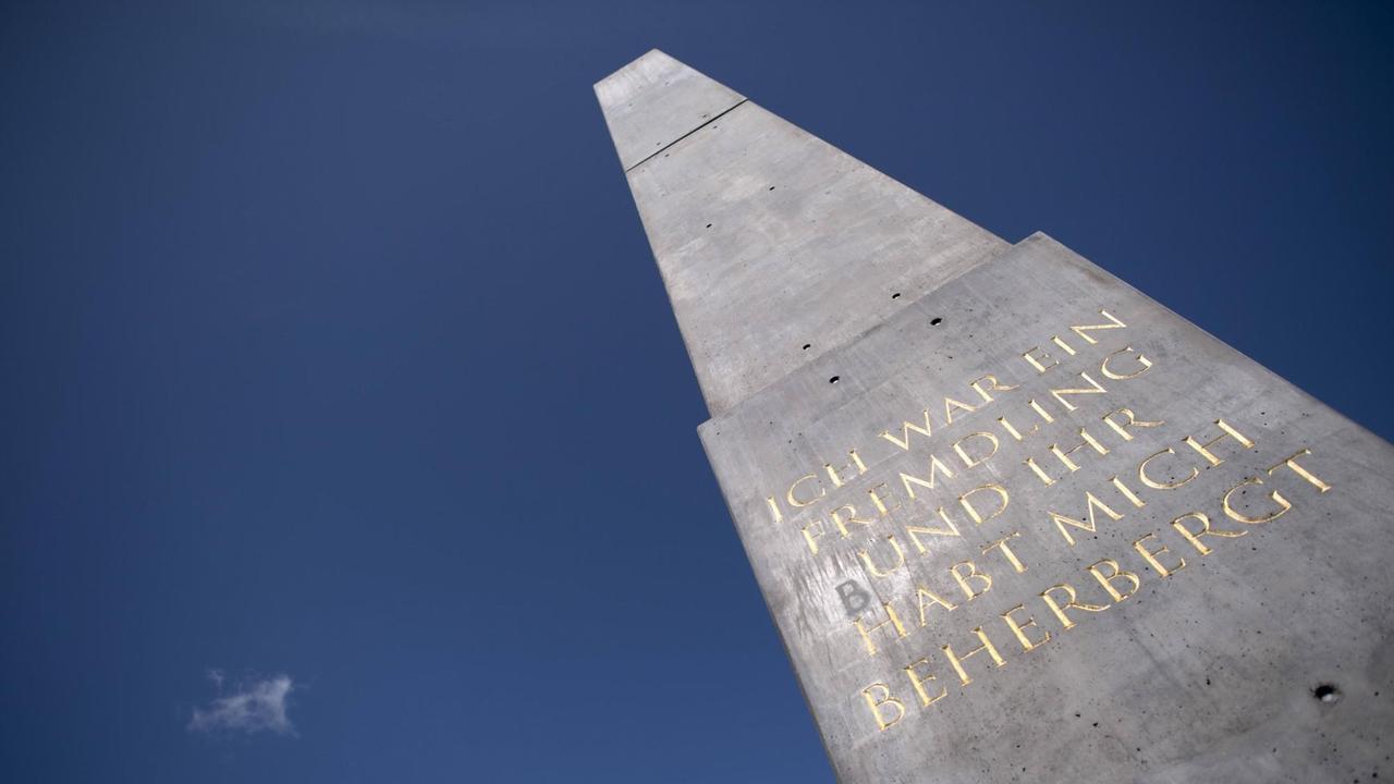Obelisk von dem aus Nigeria stammenden US-Künstler Olu Oguibe in Kassel auf der documenta 2017. In dem Kunstwerk ist auf den vier Seiten des Jesus-Zitat "Ich war ein Fremdling und ihr habt mich beherbergt" in Deutsch, Türkisch, Englisch und Arabisch eingraviert. Obelisk von dem aus Nigeria stammenden US-Künstler Olu Oguibe in Kassel auf der documenta 2017. In dem Kunstwerk ist auf den vier Seiten des Jesus-Zitat "Ich war ein Fremdling und ihr habt mich beherbergt" in Deutsch, Türkisch, Englisch und Arabisch eingraviert.