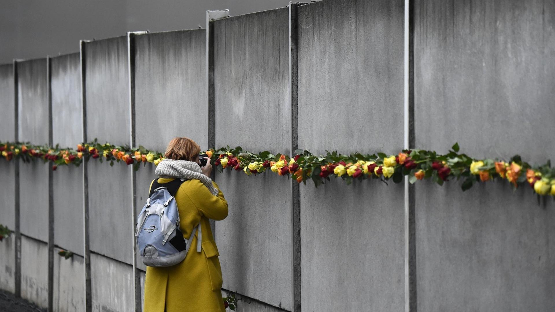 Mit Blumen erinnerten Politiker und Bürger in der Gedenkstätte Bernauer Straße an die Toten der Berliner Mauer und an den Mauerfall vor 30 Jahren Mit Blumen erinnerten Politiker und Bürger in der Gedenkstätte Bernauer Straße an die Toten der Berliner Mauer und an den Mauerfall vor 30 Jahren