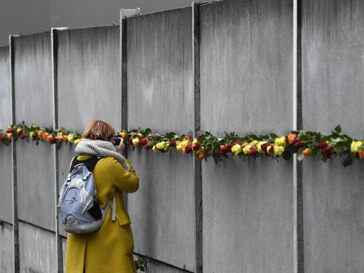 Mit Blumen erinnerten Politiker und Bürger in der Gedenkstätte Bernauer Straße an die Toten der Berliner Mauer und an den Mauerfall vor 30 Jahren