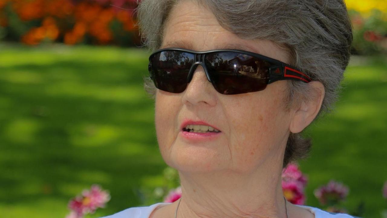 Porträt von Susanne Krahe im Garten Porträt von Susanne Krahe im Garten