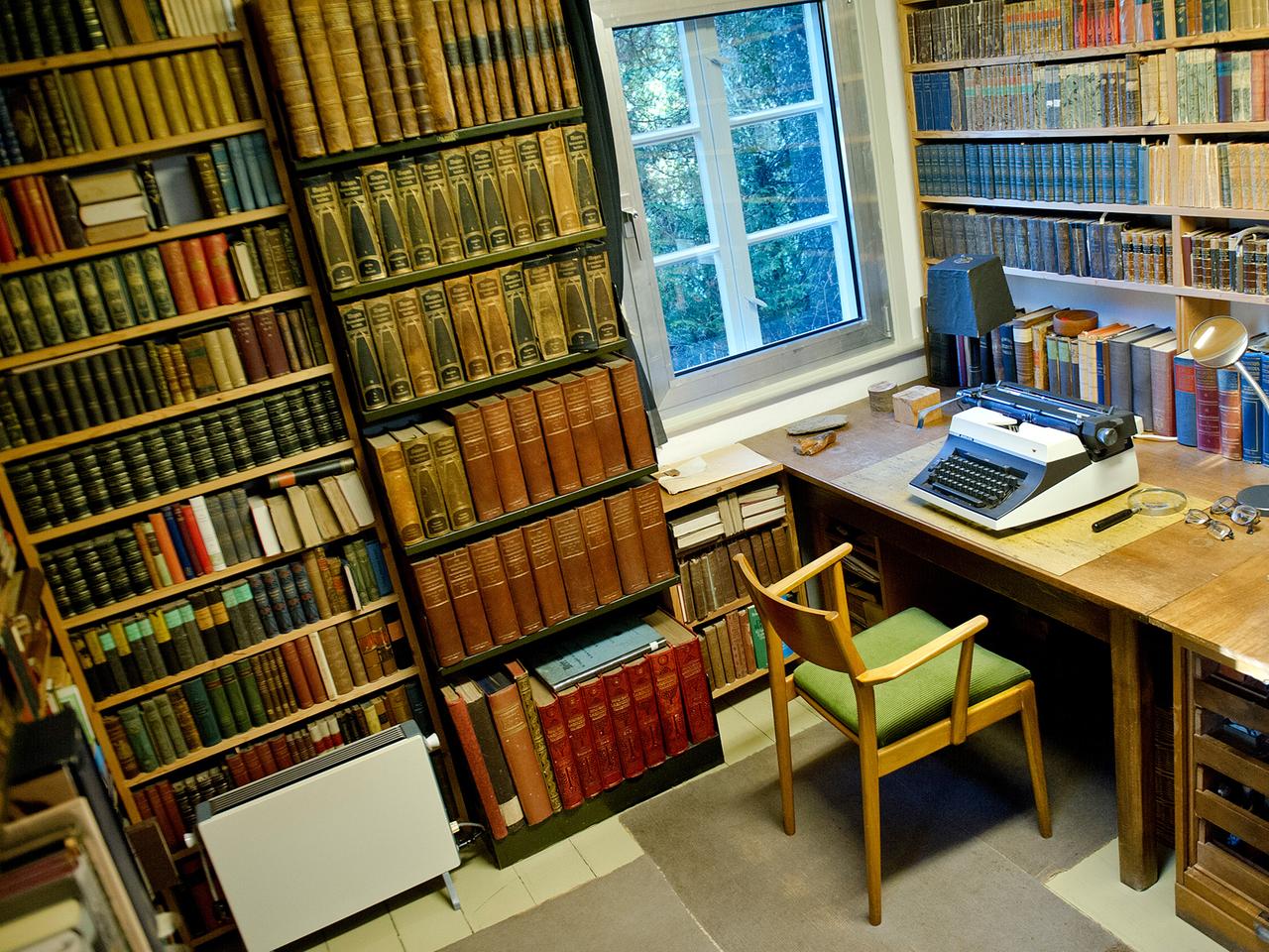 Der Schreibtisch des Schriftstellers Arno Schmidt in seinem ehemaligen Haus in Bargfeld. Der Schreibtisch des Schriftstellers Arno Schmidt in seinem ehemaligen Haus in Bargfeld.