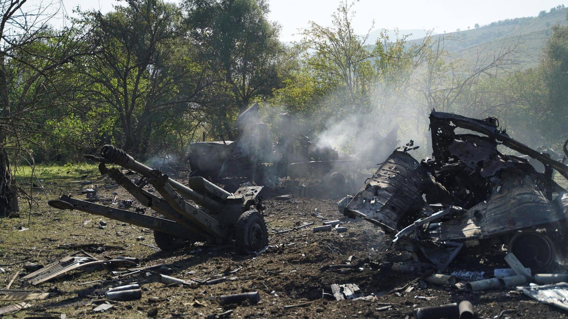 Im armenisch-aserbaidschanischen Konflikt zerstörtes Miltiärgerät in der Nagoro-Karabach Region. Im armenisch-aserbaidschanischen Konflikt zerstörtes Miltiärgerät in der Nagoro-Karabach Region.