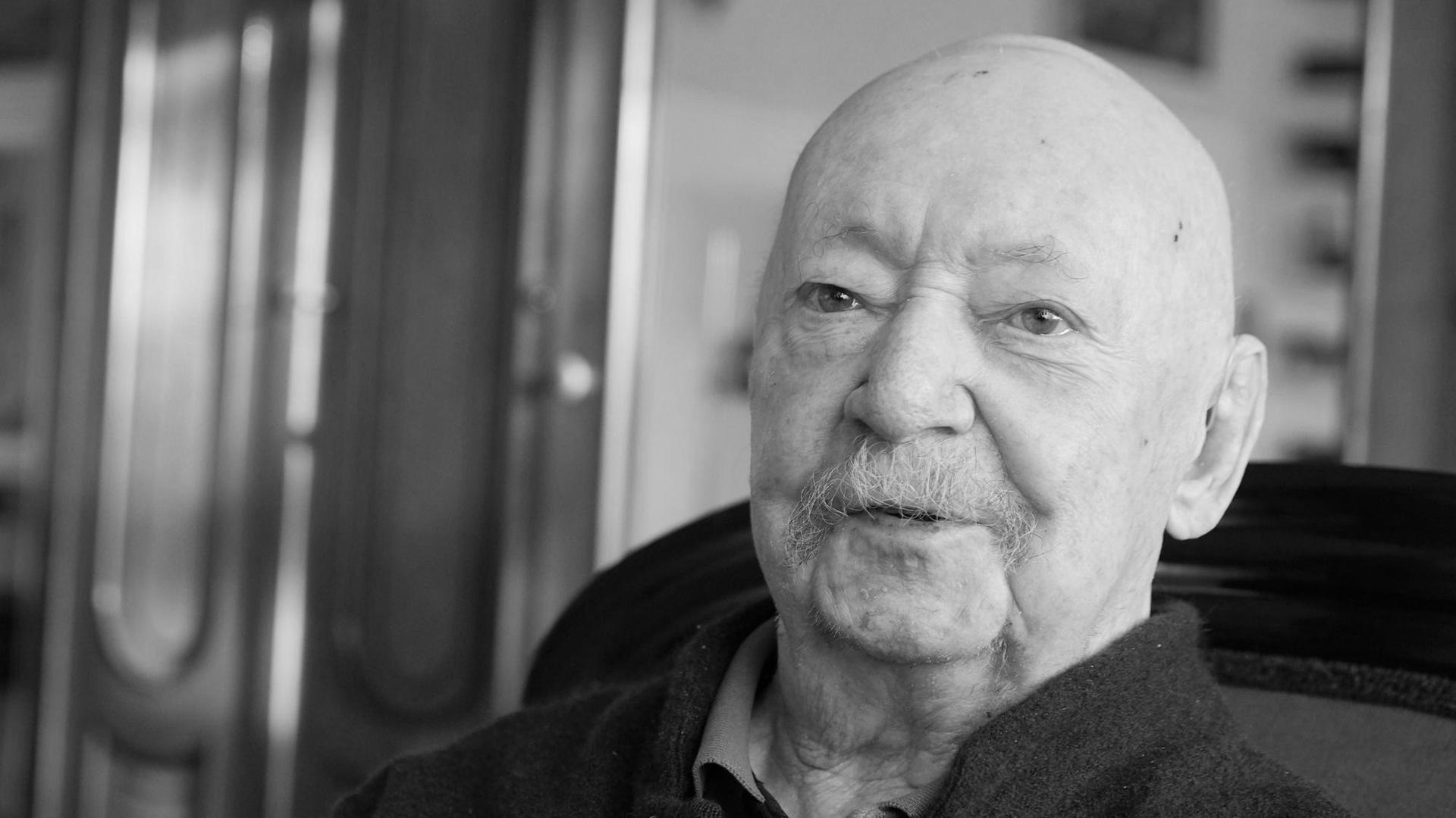 11.02.2019, Schleswig-Holstein, Kaisborstel: Günter Kunert, Schriftsteller, sitzt während eines Interviews anlässlich seines neunzigsten Geburtstages in seinem Haus. 11.02.2019, Schleswig-Holstein, Kaisborstel: Günter Kunert, Schriftsteller, sitzt während eines Interviews anlässlich seines neunzigsten Geburtstages in seinem Haus.