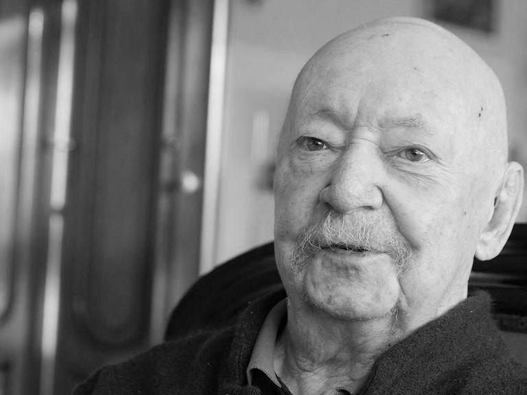 11.02.2019, Schleswig-Holstein, Kaisborstel: Günter Kunert, Schriftsteller, sitzt während eines Interviews anlässlich seines neunzigsten Geburtstages in seinem Haus.