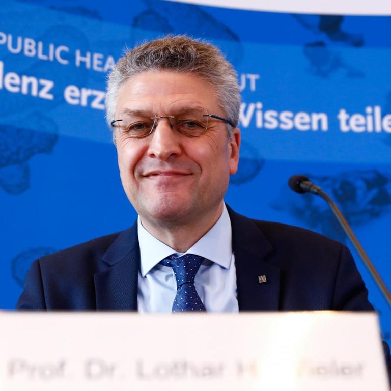 Der Präsident des Robert-Koch-Instituts, Lothar Wiele, sitzt an einem Tisch mit Mikrofon.
