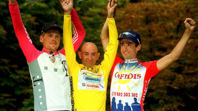 Zweitplazierter Jan Ullrich (Team Deutsche Telekom), Gesamtsieger Marco Pantani (Team Mercatone-Uno) und Drittplazierter Bobby Julich (Team Cofidis) reißen jubelnd die Arme hoch