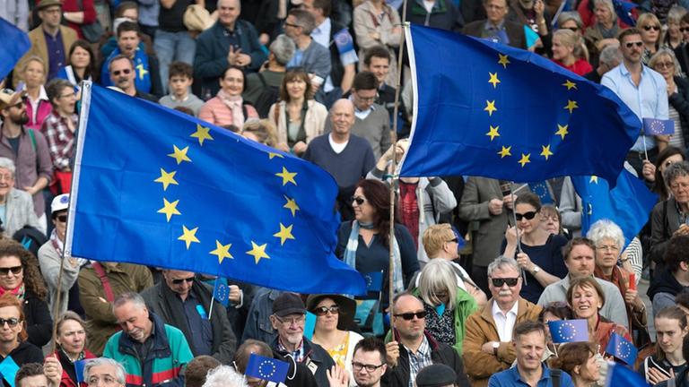 Menschen demonstrieren in Berlin für Europa Menschen demonstrieren in Berlin für Europa