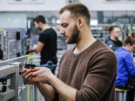 Ein Industrieelektriker montiert einen Schaltkreis im Berufsbildungszentrum der Remscheider Metall- und Elektroindustrie. (Symbolbild)