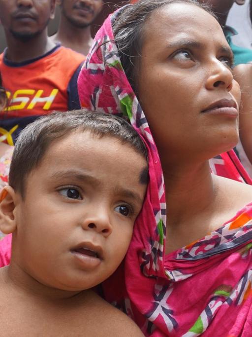 Die 30-jährige Näherin Mina mit ihrem jüngsten Sohn, aufgenommen in Bangladesch