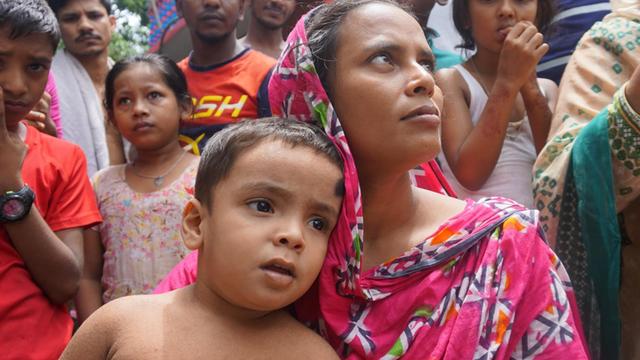 Die 30-jährige Näherin Mina mit ihrem jüngsten Sohn, aufgenommen in Bangladesch