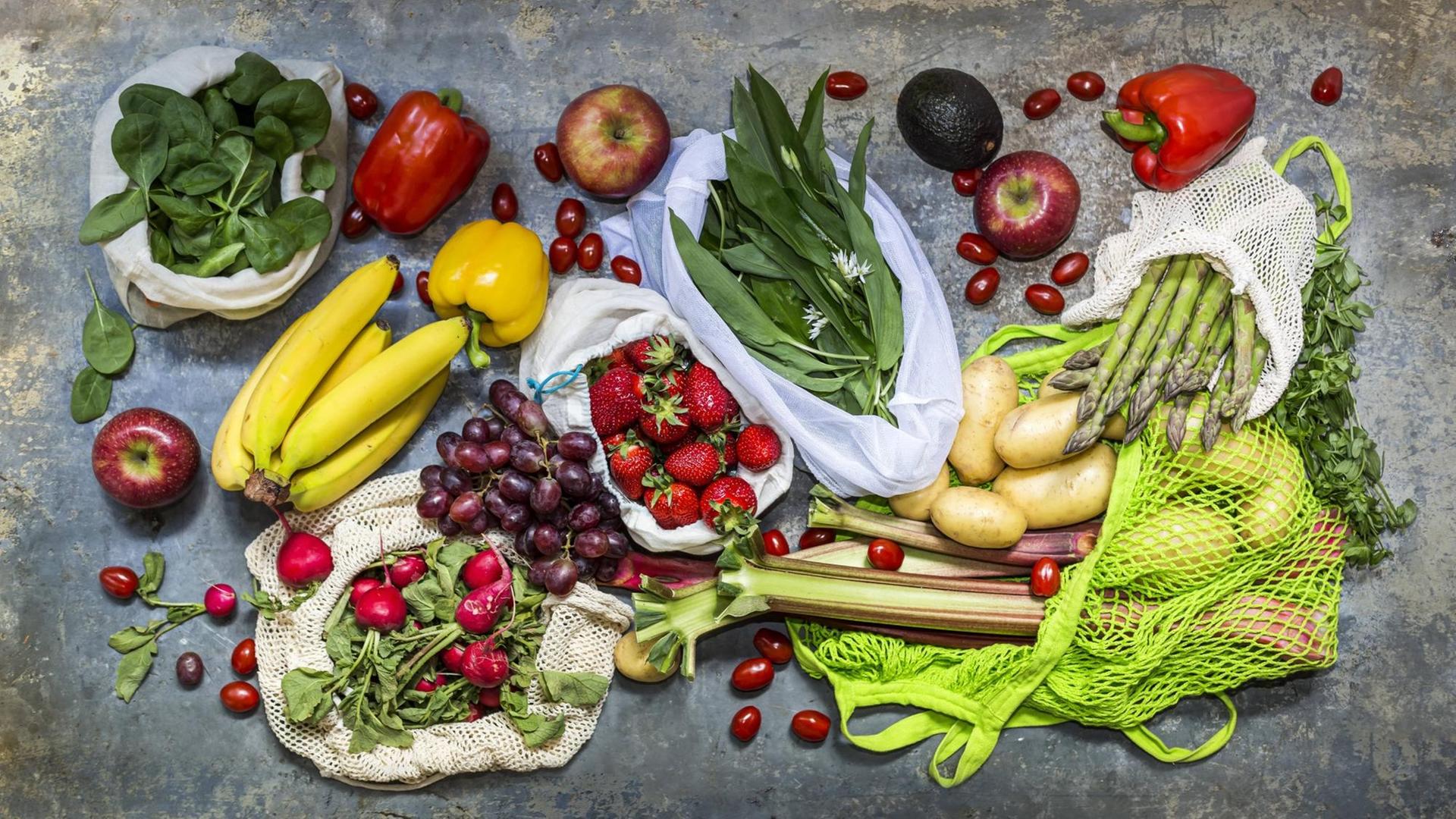 Auf einem Tisch liegen verschiedene Sorten Obst und Gemüse Auf einem Tisch liegen verschiedene Sorten Obst und Gemüse