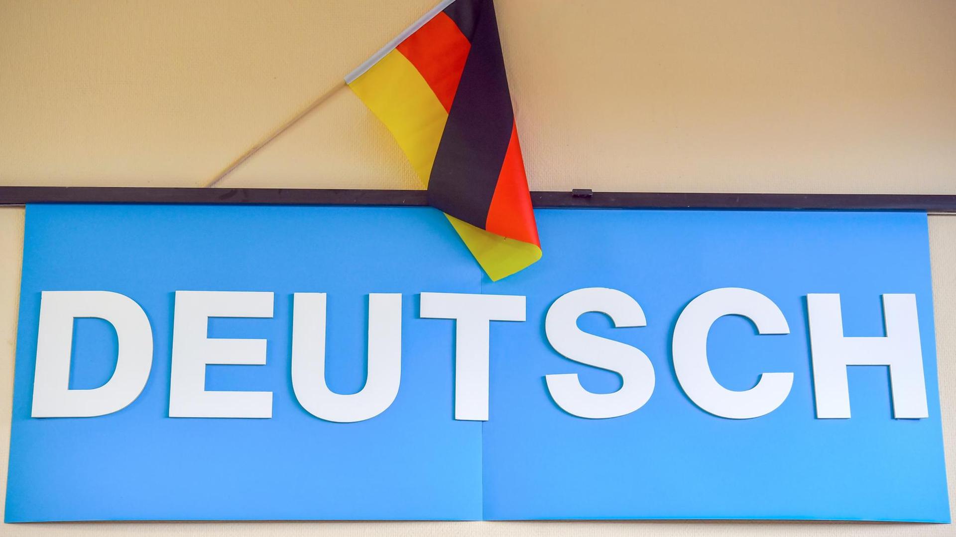 «Deutsch» steht in großen Buchstaben und der Deutschlandfahne in einem Klassenraum für Flüchtlingskinder der Astrid-Lindgren-Grundschule in Frankfurt (Oder) (Brandenburg) an einer Wand, aufgenommen am 02.11.2016.