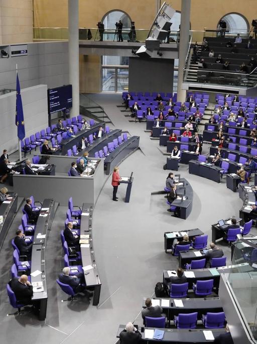 Blick in den Bundestag: Bundeskanzlerin Angela Merkel spricht am Pult.