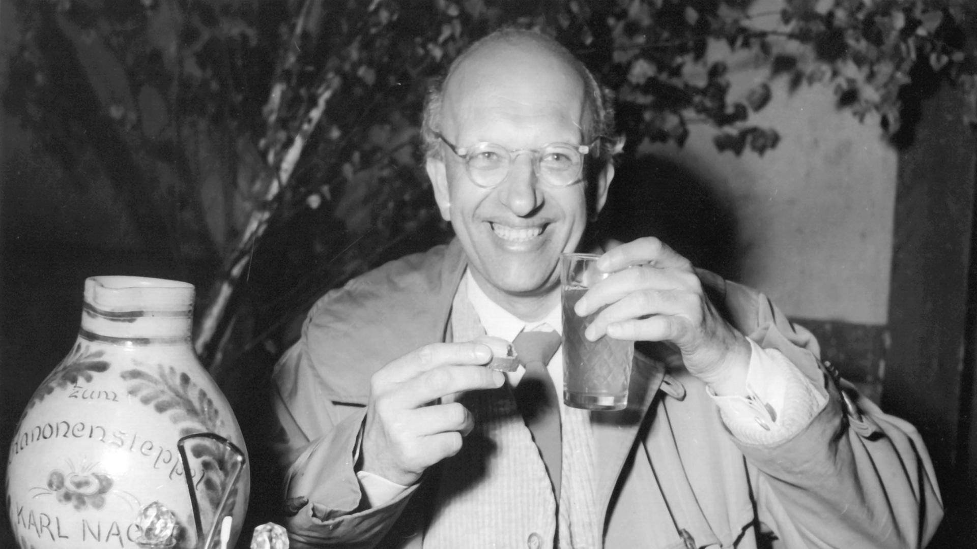 Der deutsche Kabarettist im Mai 1953 in einer Frankfurter Apfelweinwirtschaft. Werner Finck wurde am 2. Mai 1902 in Görlitz geboren und ist am 31. Juli 1978 in München gestorben. Der deutsche Kabarettist im Mai 1953 in einer Frankfurter Apfelweinwirtschaft. Werner Finck wurde am 2. Mai 1902 in Görlitz geboren und ist am 31. Juli 1978 in München gestorben.