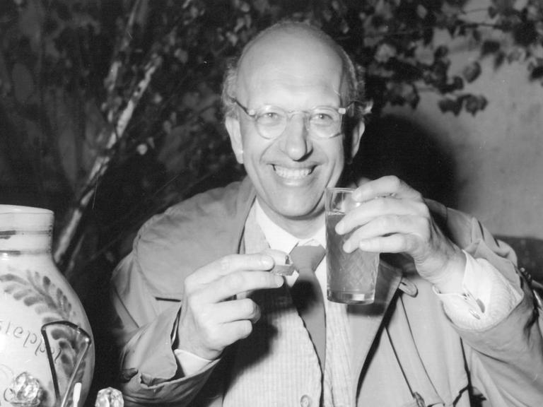 Der deutsche Kabarettist im Mai 1953 in einer Frankfurter Apfelweinwirtschaft. Werner Finck wurde am 2. Mai 1902 in Görlitz geboren und ist am 31. Juli 1978 in München gestorben.