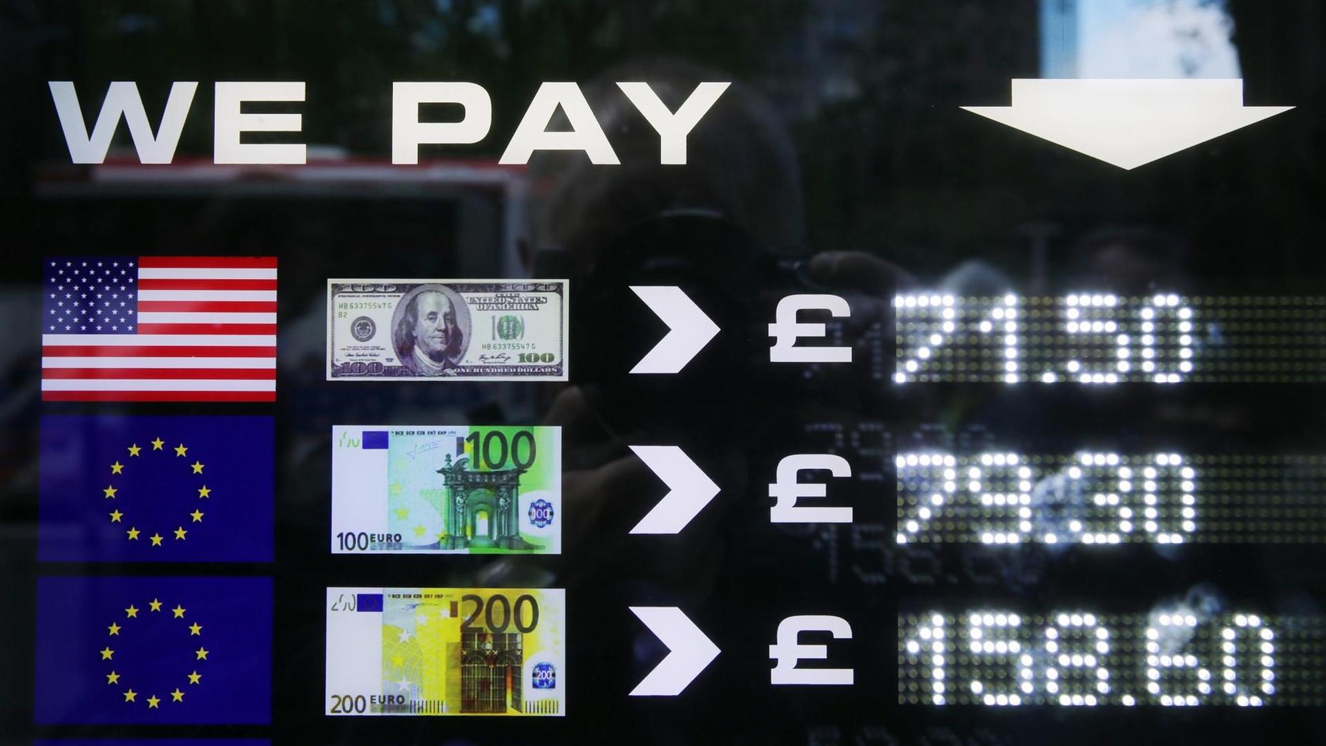 Der Wechselkurse vom Britischen Pfund zum US Dollar, beim Tausch von 100-Dollar-Scheinen (oben), und zum Euro, beim Tausch von 100- oder 200-Euro-Scheinen, wird am 24.06.2016 in London, Großbritannien, angezeigt.